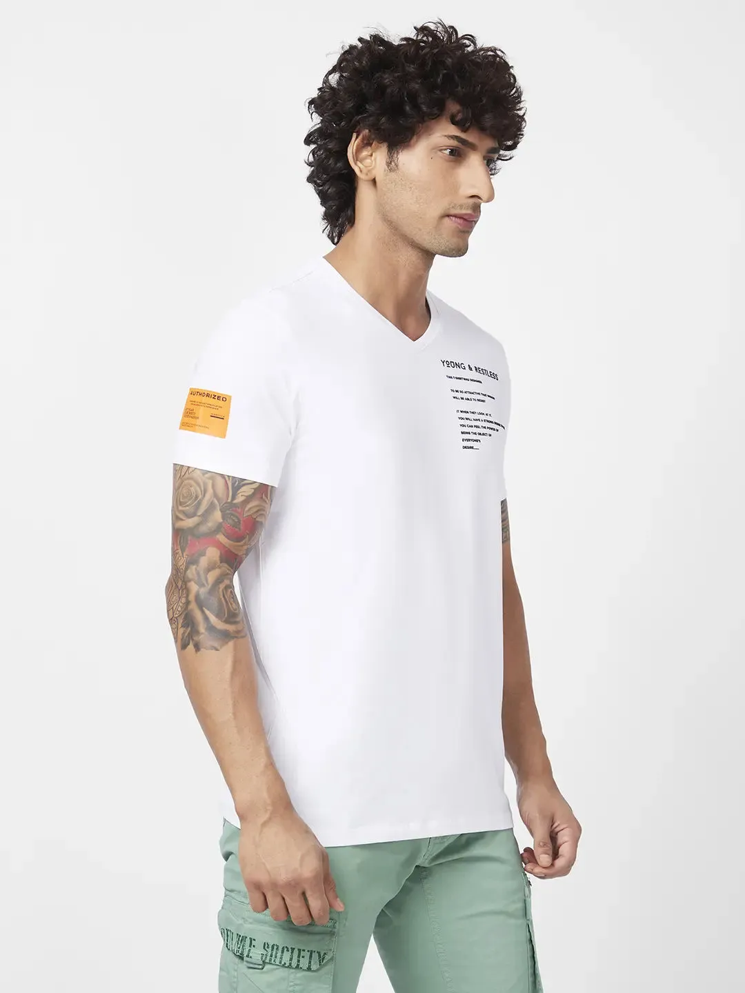 Spykar Men White Blended Slim Fit Half Sleeve V-Neck Plain Tshirt